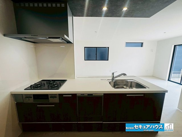 【本日ご案内可能】刈谷市野田町西屋敷　全2棟のキッチン|【キッチン】
◆同時にたくさんの料理が調理できる3口コンロ付きです。「焼く・蒸す・煮る」の工程を同時進行で進めることができる為、料理を早く作ることができます。
◆食洗機付きで洗い物の時短に繋がります♪
