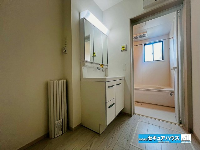 【本日ご案内可能】刈谷市野田町西屋敷　全2棟の独立洗面台|【洗面台】
◆鏡の裏にはたっぷりと収納スペースを標準装備！
◆洗面台下の収納スペースには、ヘアアイロンやドライヤーなどをしまうことができます。
◆電源を付属しているので三面鏡の独立洗面台です。　　　　