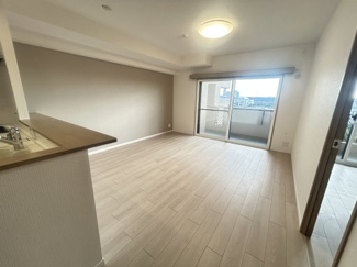 【居間・リビング】 | 日神パレステージ海浜幕張 | 明るく開放的な空間が広がるリビングダイニング。室内には豊かな陽光が注ぎ込み、爽やかな住空間を演出。