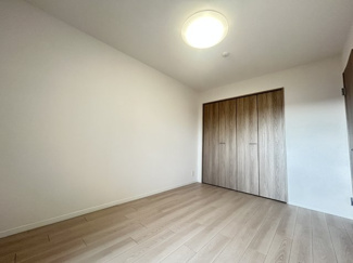 【洋室】 | 日神パレステージ海浜幕張 | 家族一人ひとりの大切なプライベート空間！それぞれのお好みに合わせてインテリア出来るようなシンプルなデザイン！暮らし心地を大く左右する収納を、適材適所に配置し使い勝手を重視！明るく温もりがあります！！