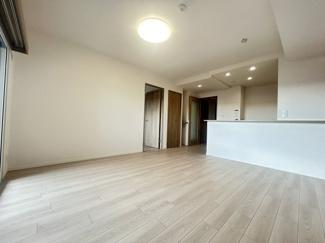 【居間・リビング】 | 日神パレステージ海浜幕張 | 忙しい朝でも、しっかり家族が揃って食事をして頂けるゆとりある大きさのダイニングスペース♪♪奥様が作る手料理をカウンター越しに受けとって頂き、テーブルで囲む素敵な時間を存分に。素敵な空間です！！