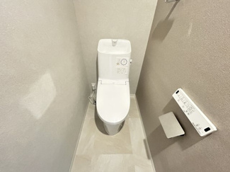 【トイレ】 | 日神パレステージ海浜幕張 | 便利で快適なウォシュレット付き　GOOD！
便座を温める機能もついているので、居心地が良く、つい長居してしまいそう！！
換気用に窓もついているので空気の入れ替えがしやすく、クリーンな空間を保てます！！