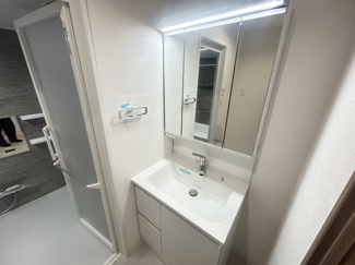 【独立洗面台】 | 日神パレステージ海浜幕張 | 落ち着きとくつろぎを感じられる♪歯磨き粉が行方不明になるようなごちゃごちゃ感も解消。コーディネートされた空間で気持ちよく身だしなみを整えられます！！洗面台周りをすっきり綺麗に保つことが出来ます！！