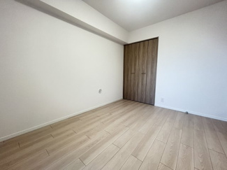 【洋室】 | 日神パレステージ海浜幕張 | ゆったりと安らげる洋室。寝室のゆとりが大きい分だけ、暮らしの安らぎは深まります。疲れを癒すだけでなく、ご夫婦の親密な語らいを紡ぎ出します。居心地がよく快適に過ごせる寝室の空間づくりにこだわりましょう。