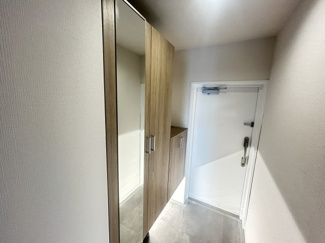 【玄関】 | 日神パレステージ海浜幕張 | 清潔感溢れる玄関がお出迎えする本邸宅の物語は、ここからは始まる日常を期待させます。おでかけの時も帰った時も、「我が家」を最初に感じてもらえる素敵な空間に。生活する側に立って設計した工夫を感じます！！！