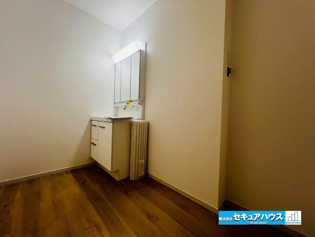 【本日ご案内可能】刈谷市野田町西屋敷　全2棟の独立洗面台|【洗面台】
◆鏡の裏にはたっぷりと収納スペースを標準装備！
◆洗面台下の収納スペースには、ヘアアイロンやドライヤーなどをしまうことができます。
◆電源を付属しているので三面鏡の独立洗面台です。　　　　