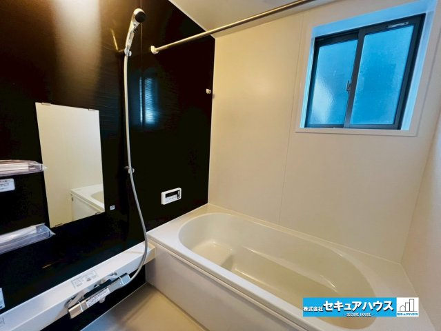 【本日ご案内可能】刈谷市野田町西屋敷　全2棟の浴室|【浴室】
◆アクセントパネルで落ち着きのある雰囲気を演出します。毎日の疲れを癒やすバスタイムをお楽しみ下さい！
◆窓付きで、カビの繁殖を抑える効果があります。
◆追い炊き機能を備えたオートバスです。　