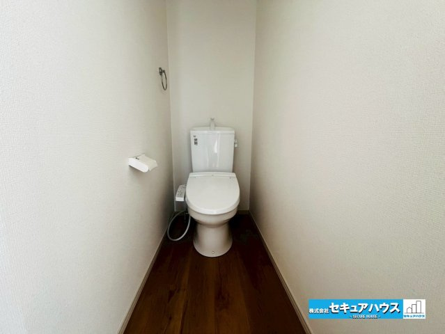 【本日ご案内可能】刈谷市野田町西屋敷　全2棟のトイレ|【高機能トイレ】
◆高機能トイレの多くは便器のフタの開閉が自動であり、使用後に手動で水を流す面倒もなく非常に便利です。スタイリッシュな見た目で、お掃除しやすく、節水効果が高いです。　　　　　　　　　　