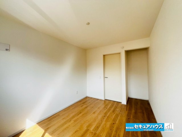 【本日ご案内可能】刈谷市野田町西屋敷　全2棟の洋室|【6帖の洋室】
◆家族一人ひとりの大切なプライベート空間。趣味に合わせて使って頂けるようシンプルに仕上げてあります。暮らし心地を大きく左右する収納を、適材適所に配置し使い勝手を考慮しました。　　　　　