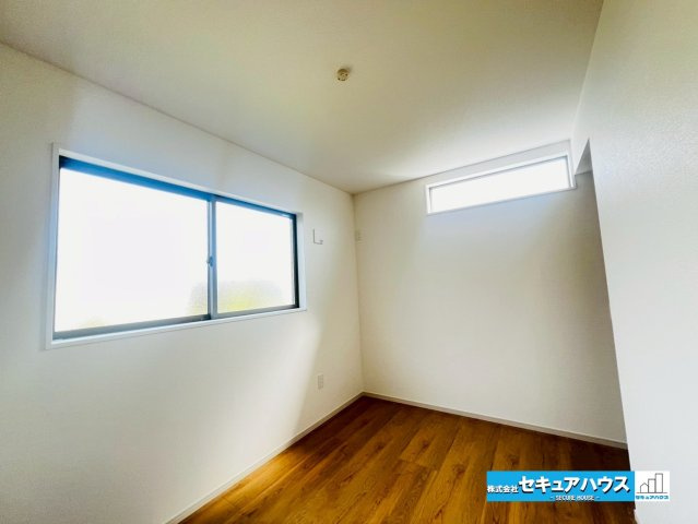 【本日ご案内可能】刈谷市野田町西屋敷　全2棟の洋室|【5.7帖の洋室】
◆お子様のお部屋や主寝室、来客時の宿泊室、趣味のお部屋としてもご利用いただけます♪
◆扉ががないWICは通気性が高いです。また、奥行きが出るため広さを感じることができる設計です。　