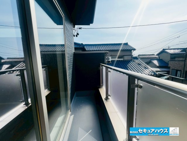 【本日ご案内可能】刈谷市野田町西屋敷　全2棟のバルコニー|【バルコニー】
◆南向きのバルコニーは見晴らしもよく、太陽の温かな温もりをめいっぱい受け止めてくれます。そのため洗濯物がすぐに乾きます♪
◆ワイドバルコニーの為洗濯物も充分なスペースを確保できます。　
