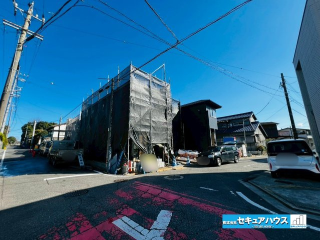 【同施工物件ご案内可能】刈谷市野田町西屋敷　全2棟の前面道路含む現地写真|前面道路は閑静な住宅地をはしる車通りの少ない道路。お車の出し入れが苦手なママや小さなお子様にも安心ですね。しっかり舗装もされているので、ベビーカーや自転車で通っても快適に通行できます。