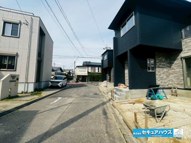 【本日ご案内可能】刈谷市野田町西屋敷　全2棟の前面道路含む現地写真|【前面道路】
◆閑静な住宅地をはしる車通りの少ない道路。お車の出し入れが苦手なママや小さなお子様にも安心ですね。しっかり舗装もされているので、ベビーカーや自転車で通っても快適に通行できます。　　　　　