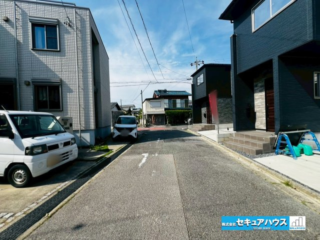【本日ご案内可能】刈谷市野田町西屋敷　全2棟の前面道路含む現地写真|【前面道路】
◆閑静な住宅地をはしる車通りの少ない道路。お車の出し入れが苦手なママや小さなお子様にも安心ですね。しっかり舗装もされているので、ベビーカーや自転車で通っても快適に通行できます。　　　　　