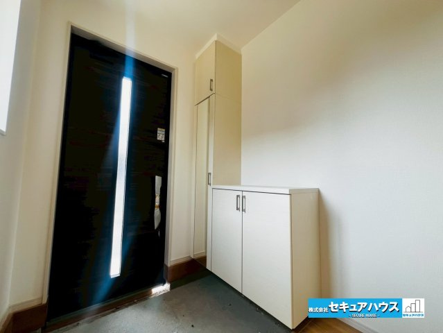 【本日ご案内可能】刈谷市野田町西屋敷　全2棟の玄関|【玄関】
◆採光・通風にも配慮された設計で毎日明るい空間をキープします♪
◆収納力の高いシューズボックス付きです。玄関周りがスッキリと片付きます。
◆ダブルロックキーで防犯面も安心です。　　　　　　　