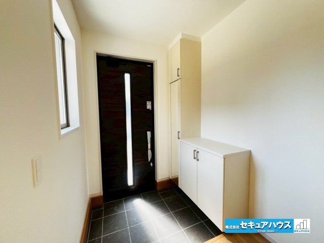 【本日ご案内可能】刈谷市野田町西屋敷　全2棟の玄関|【玄関】
◆採光・通風にも配慮された設計で毎日明るい空間をキープします♪
◆収納力の高いシューズボックス付きです。玄関周りがスッキリと片付きます。
◆ダブルロックキーで防犯面も安心です。　　　　　　　