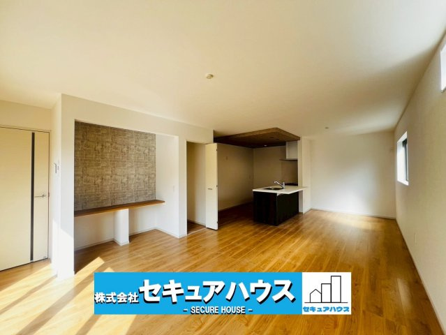 【本日ご案内可能】刈谷市野田町西屋敷　全2棟の居間・リビング|【LDK19.5帖】
◆南向きのリビングは陽当たり良好です。
◆カウンター付きのため、仕事をしたり宿題をするスペースとして利用できます。
◆広々19帖以上のリビングの為大きな家具を置くことが出来ます。