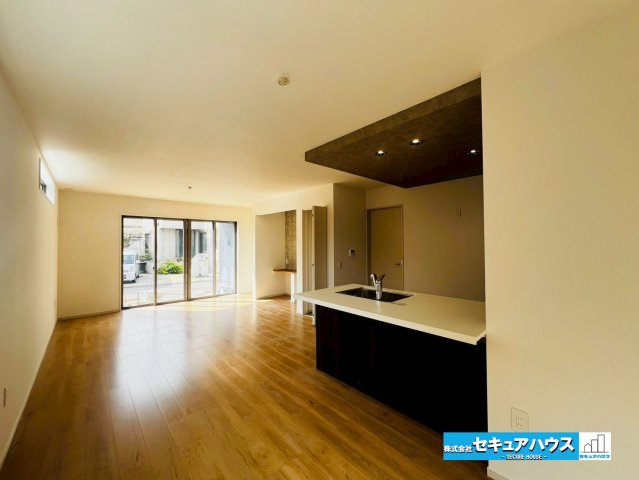 【本日ご案内可能】刈谷市野田町西屋敷　全2棟の居間・リビング|【LDK19.5帖】
◆家族揃ってリビングで過ごすお休みの日が、楽しみになる場所となることでしょう。
◆対面式のオープンキッチンは、家事をしながら家族の様子が一目でわかる安心＆便利設備♪　　　　　　　