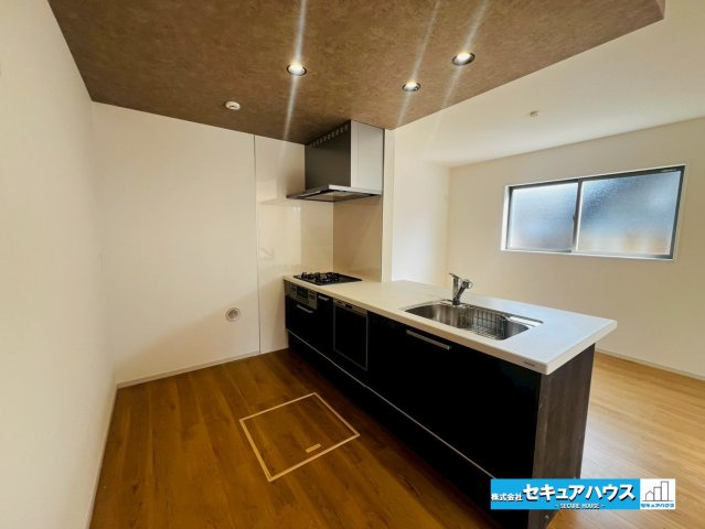 【本日ご案内可能】刈谷市野田町西屋敷　全2棟のキッチン|【キッチン】
◆広々としたキッチンスペースの為家族で並んで料理することができます。
◆床下収納には飲み物や、長期保存できる食品、紙製品・洗剤などの日用品、防犯グッズ等を入れておくことができます。　　　