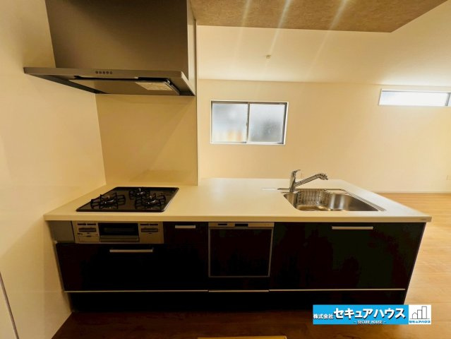 【本日ご案内可能】刈谷市野田町西屋敷　全2棟のキッチン|【キッチン】
◆同時にたくさんの料理が調理できる3口コンロ付きです。「焼く・蒸す・煮る」の工程を同時進行で進めることができる為、料理を早く作ることができます。
◆食洗機付きで洗い物の時短に繋がります♪