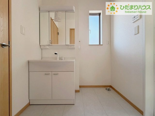 ひたちなか市相金町　新築戸建の独立洗面台|三面鏡裏収納には化粧品や洗面用品類をすっきり整理できます(#^^#)