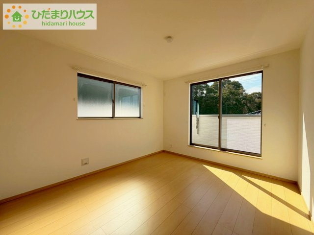 ひたちなか市相金町　新築戸建の洋室|バルコニーに面していて、たっぷり光りの入る明るい主寝室です！