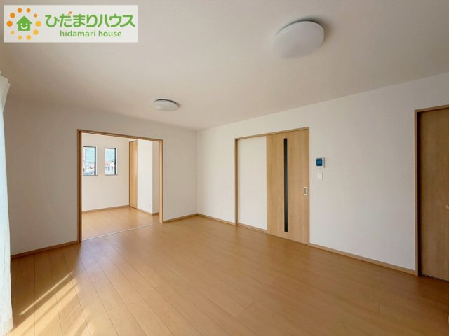 ひたちなか市相金町　新築戸建の居間・リビング|お子様が元気に遊べる広々としたリビングです。