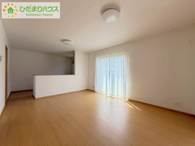 ひたちなか市相金町　新築戸建の居間・リビング|リビングの窓からはあたたかな日差しが差し込みます(*'▽')