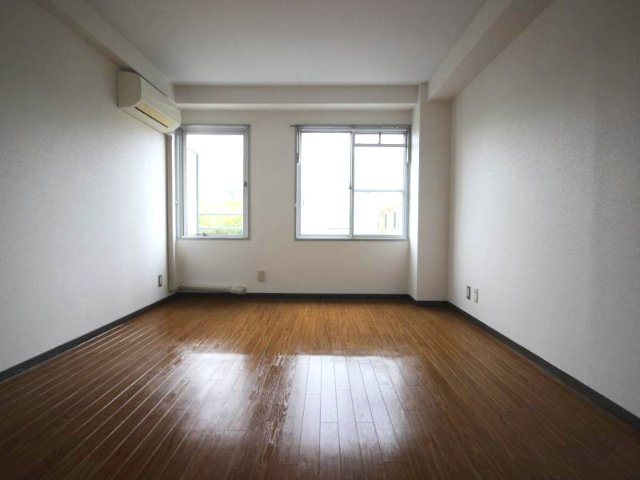 メゾンモアーの居間・リビング