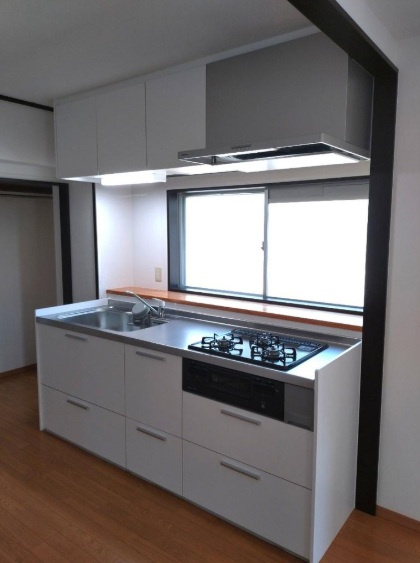 マンション朝霧3号棟のキッチン|壁付キッチンなのでリビングを広々使えます！