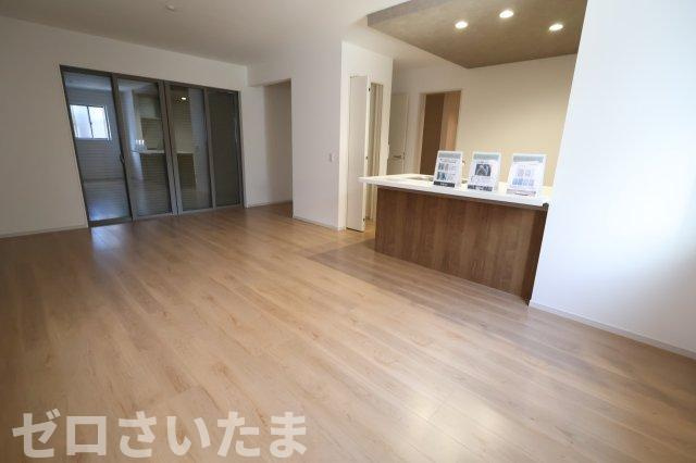 《仲介手数料無料》上尾市浅間台２丁目24-23新築一戸建てTerrechezの居間・リビング|LDK17.5帖