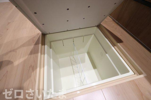 《仲介手数料無料》上尾市浅間台２丁目24-23新築一戸建てTerrechezのキッチン|床下収納