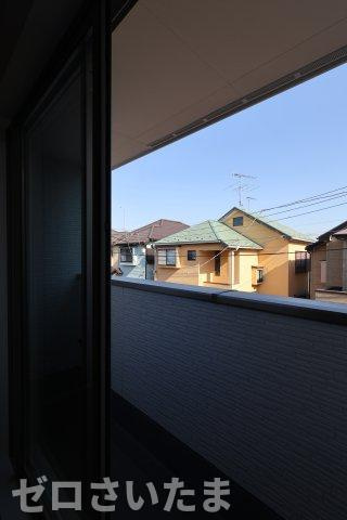 《仲介手数料無料》上尾市浅間台２丁目24-23新築一戸建てTerrechezのバルコニー|屋根付きのバルコニーで急な雨でも安心です。