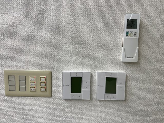 若王寺三丁目住居付倉庫兼事務所の設備|2階エアコンリモコン