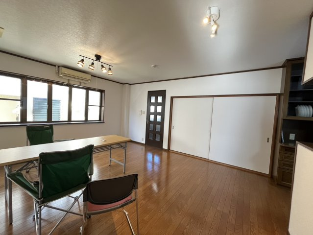 若王寺三丁目住居付倉庫兼事務所の居間・リビング|3階居住用部分