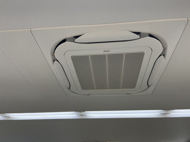 若王寺三丁目住居付倉庫兼事務所の設備|2階事務所部分エアコン