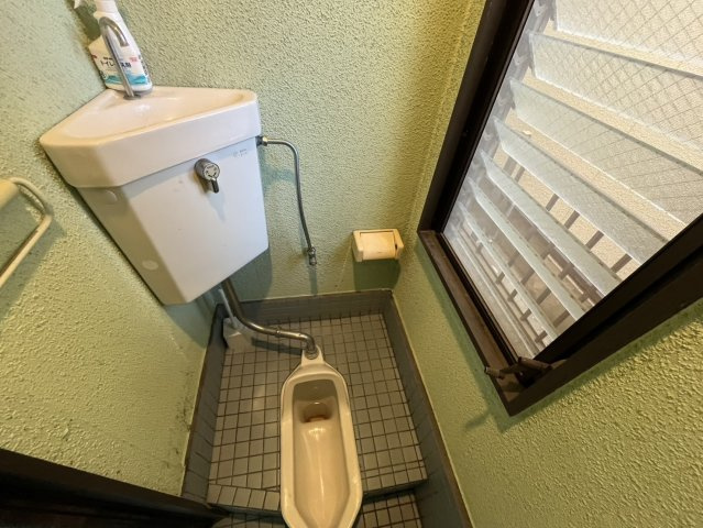 若王寺三丁目住居付倉庫兼事務所のトイレ|1階倉庫トイレ