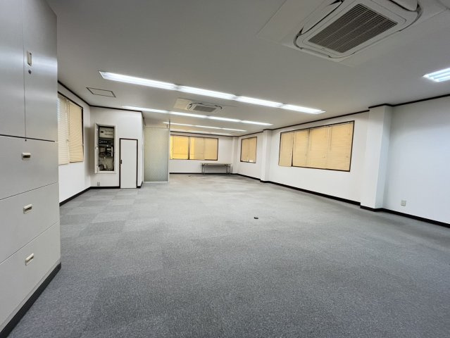 若王寺三丁目住居付倉庫兼事務所の内装|2階事務所部分