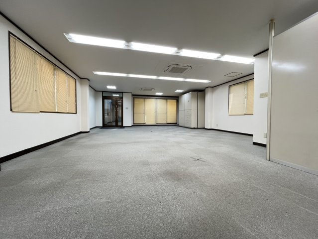 若王寺三丁目住居付倉庫兼事務所の内装|2階事務所部分