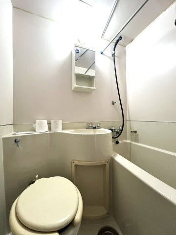 ヴィラ皆生２番館のトイレ|写真のシャワー、お風呂は使用不可。洗面台はお湯がでません。