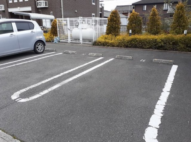 アルマーセンⅡの駐車場