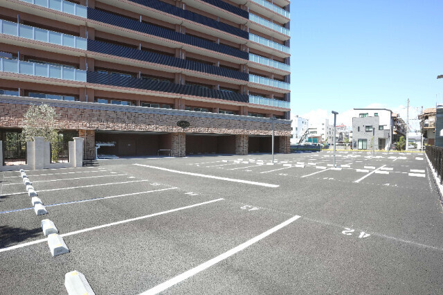 プレジオ玉造の駐車場