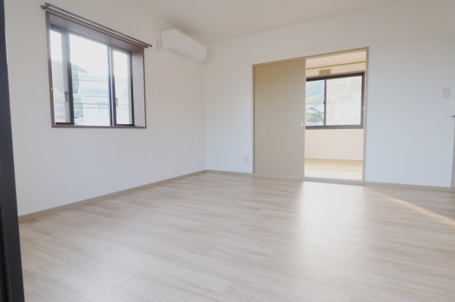 ウインディア西山本の居間・リビング