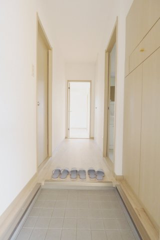 ウインディア西山本の玄関