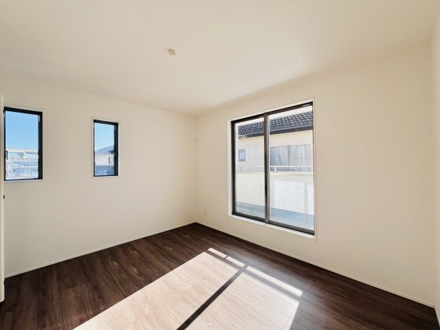 高崎市下小鳥町の洋室|7帖の主寝室は、大きいベッドを設置してもゆとりのある空間♪
WIC付き◎