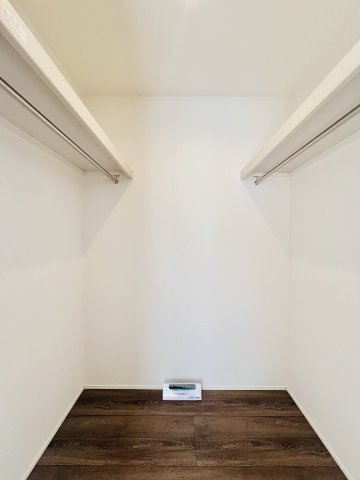 高崎市下小鳥町の収納|高さのある物もたっぷり収納可能なウォークインクローゼット♪
