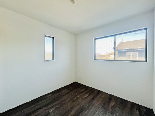 高崎市下小鳥町の洋室|2面採光で日当たり風通し良好♪