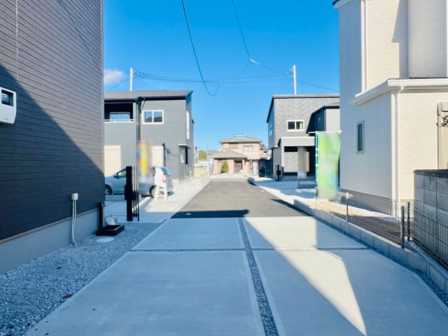 高崎市下小鳥町の前面道路含む現地写真|敷地内で駐車も楽々♪