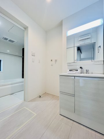 高崎市下小鳥町の独立洗面台|洗濯機や収納棚を設置してもゆとりのある空間◎