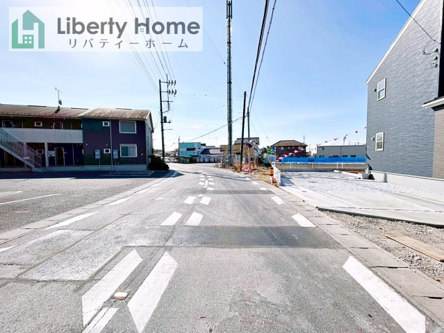 古河市諸川第13　新築戸建　１号棟の前面道路含む現地写真